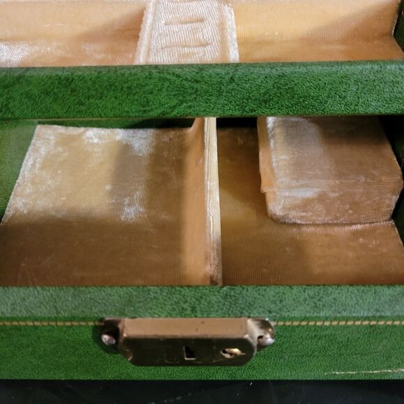 Vtg Green /gold Trim Music Jewelry Box Gokd Velvet Inside 2 Sections - Picture 14 of 14